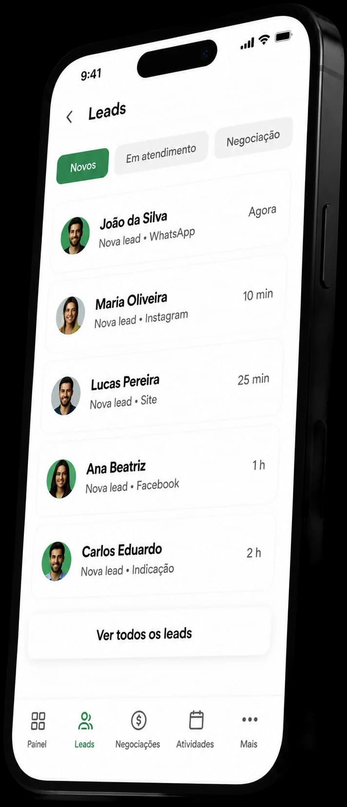 MotriX no celular, na tela de leads novos chegando por WhatsApp, Instagram e site